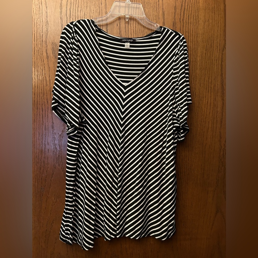 Cable & Gauge Top Black White Soft and Stretchy 1X